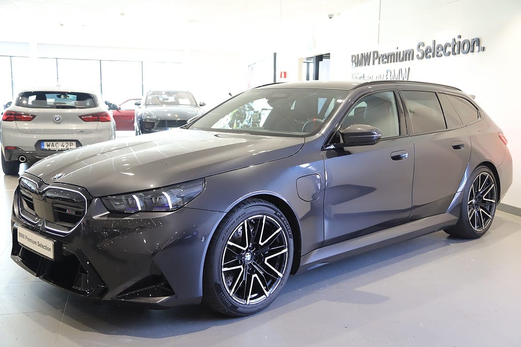 BMW M5 B&W / Panoramaglastak / Dragkrok / DAP