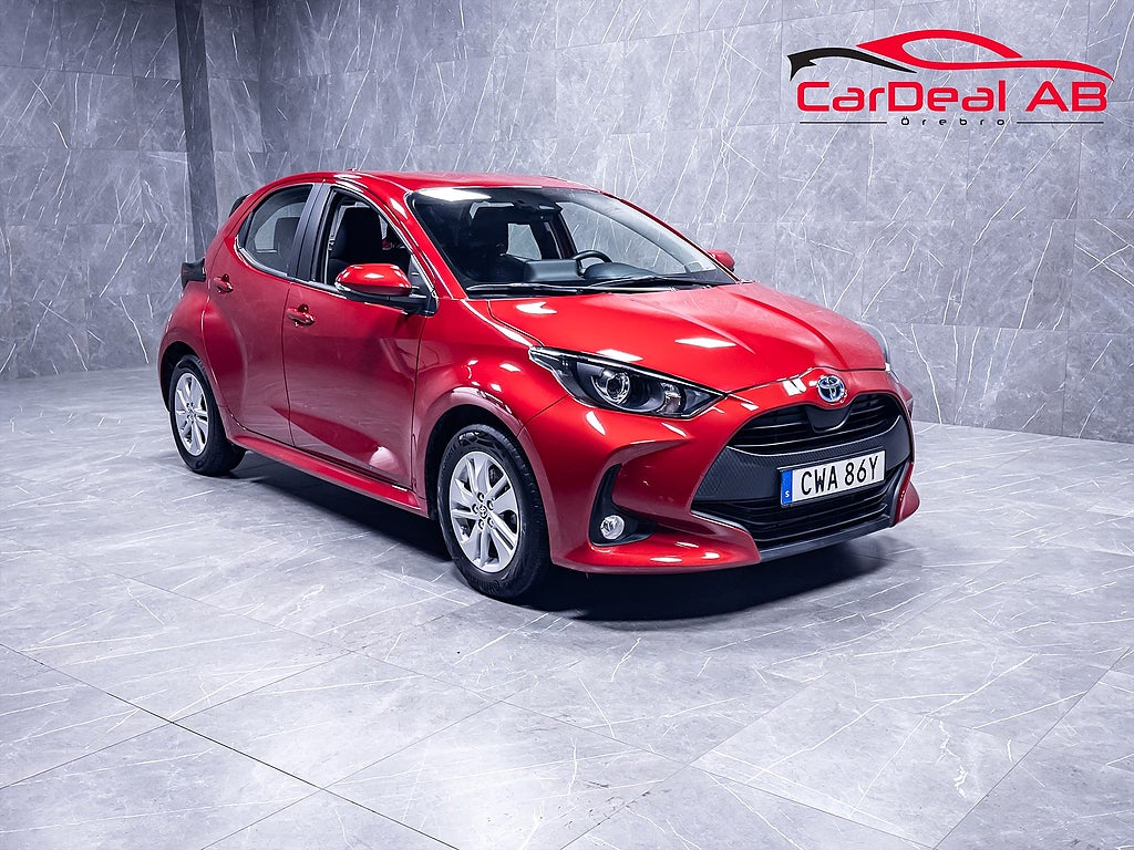 Toyota Yaris Hybrid CVT 116hk Kamera Rattvärme Adaptiv Låga mil MOMS
