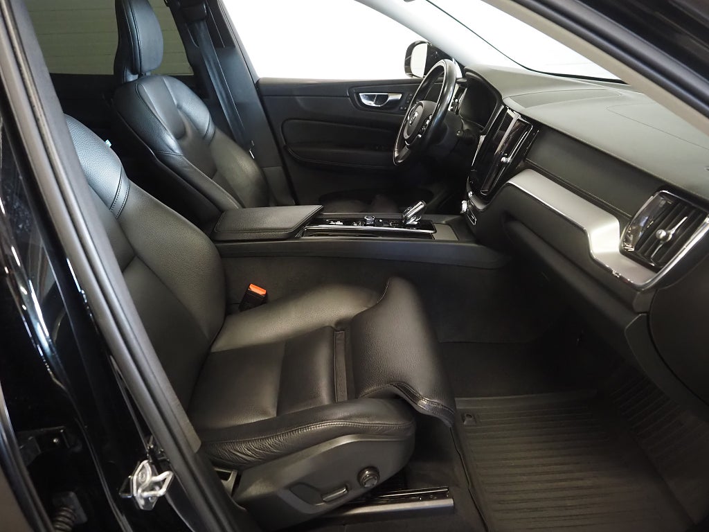 Volvo XC60 Recharge T6 AWD Inscription Pano Drag VOC Kamera Läder 2021