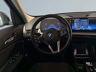 BMW iX1 i xDrive30 MOMS/SoV/Ad.Fhåll/Carplay/Rattvärme/Kamera – bild 9