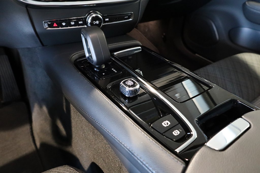 Volvo V60 Recharge T6 AWD Aut Core edt Navi Drag Leasbar 2023