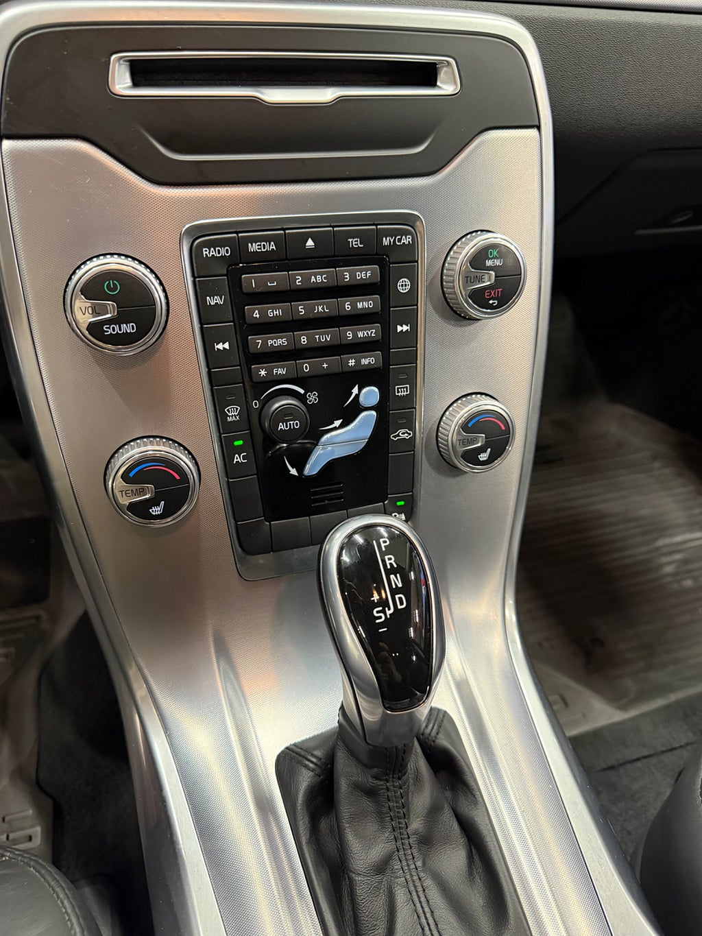 Volvo V70 2.0 Automat 214hk 6100 Mil 2 Ägare - miniatyr 18