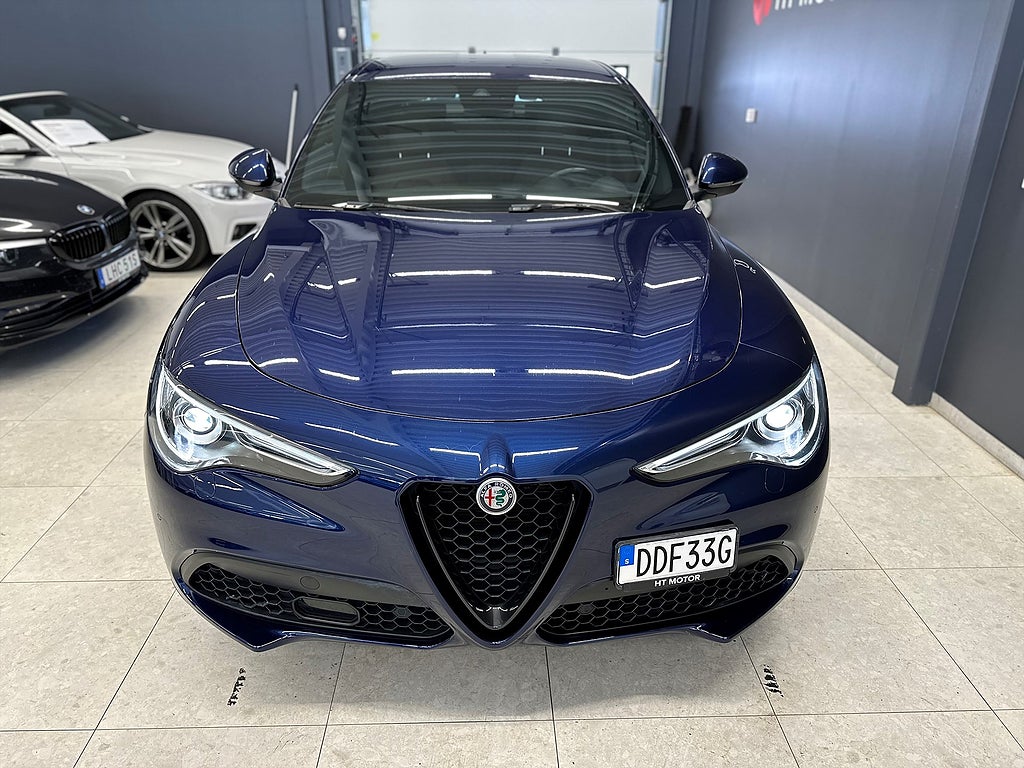 Alfa Romeo Stelvio 2.0 Turbo 16V Q4 200HK/B-Kamera/Veloce Läder/Navi/