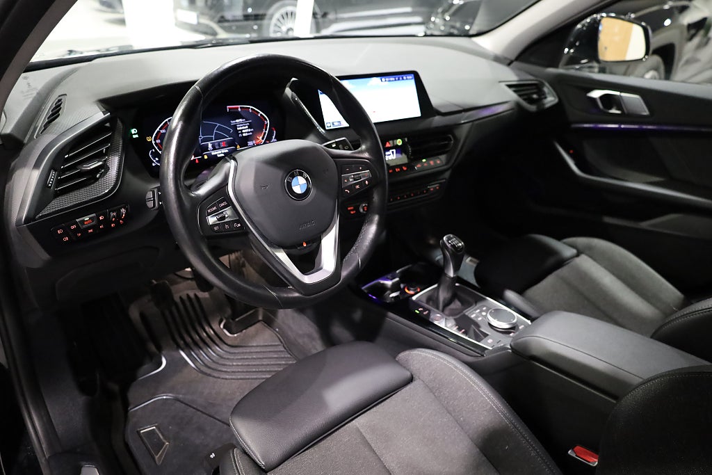 BMW 118I Sport line 136hk Navi Rattvärme PDC Leasbar LED 2022