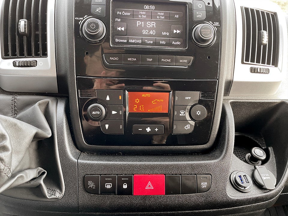 Bild på Citroen Jumper Bus Pre 2.2 BHDi 165hk L3H2 NYBILSGARANTI TOM 2028