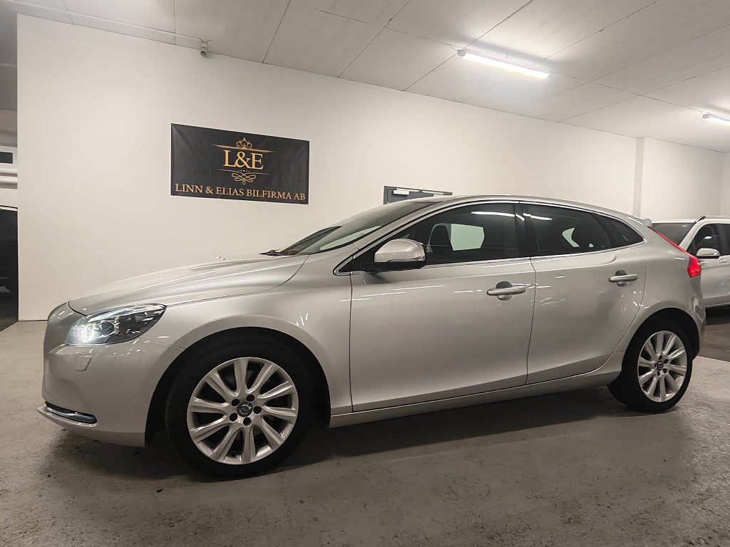 Volvo V40 D4 GeartronicMomentum 1ÅRSGARANTI/GPS/VÄRMARE/NY KAMREM