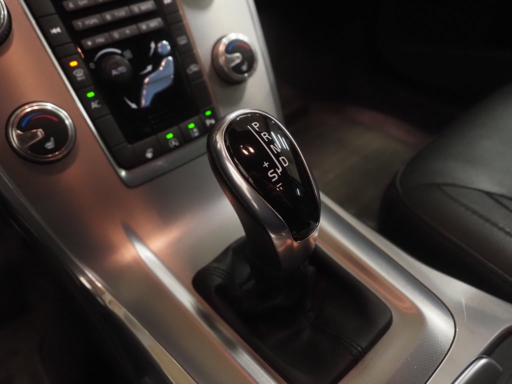 Volvo V70 D2 Geartronic Momentum Drag BLIS Farthållare Skinn 2015