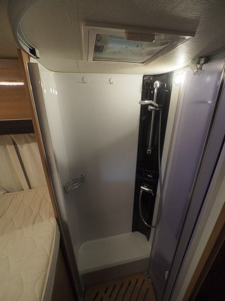 Husbil-halvintegrerad LMC Breezer H737 16 av 20