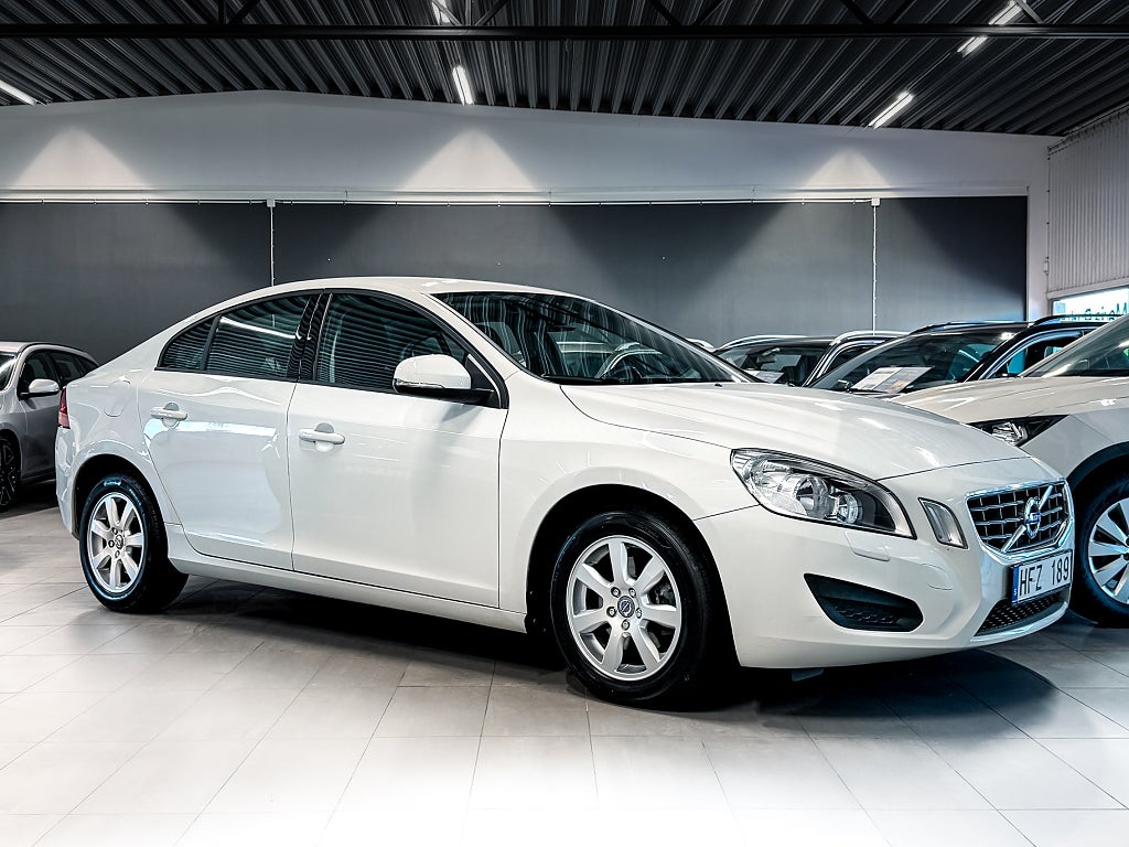 Volvo S60 T3 Nyservad 2 Brukare Kamrem bytt Besiktigad Välskött