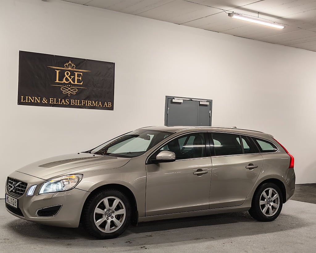 Volvo V60 T4 Powershift Summum KAMREMBYTT 2024/NAVI/1ÅRSGARANTI 