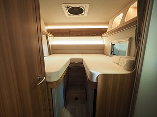Husbil-halvintegrerad Weinsberg Carasuite 700 ME | 25 av 31