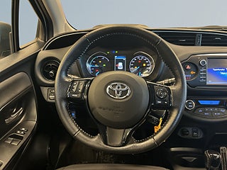 Toyota Yaris Hybrid e-CVT Rattvärme/Kamera/MoK/AWD – bild 9