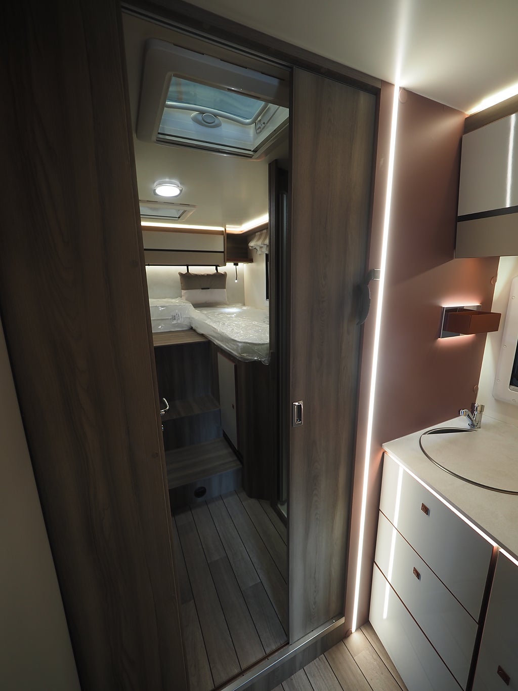 Roller Team Kronos 288 TL Spring Edition I Aut I 165hk I Solcell I Backkamer 2026