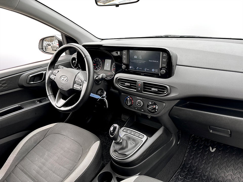 Bild på Hyundai i10 Essential 1.0 blue AMT 67hk Aut CARPLAY RATTVÄRME