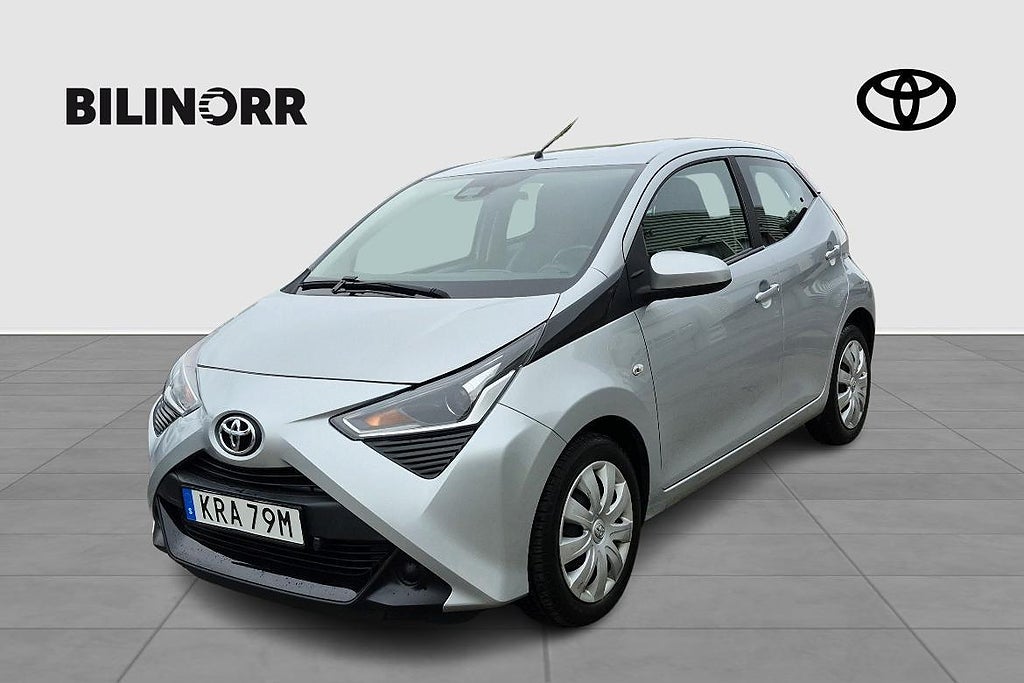 Toyota Aygo 1.0 X-PLAY Manuell | Vinterhjul | Motorvärmar...
