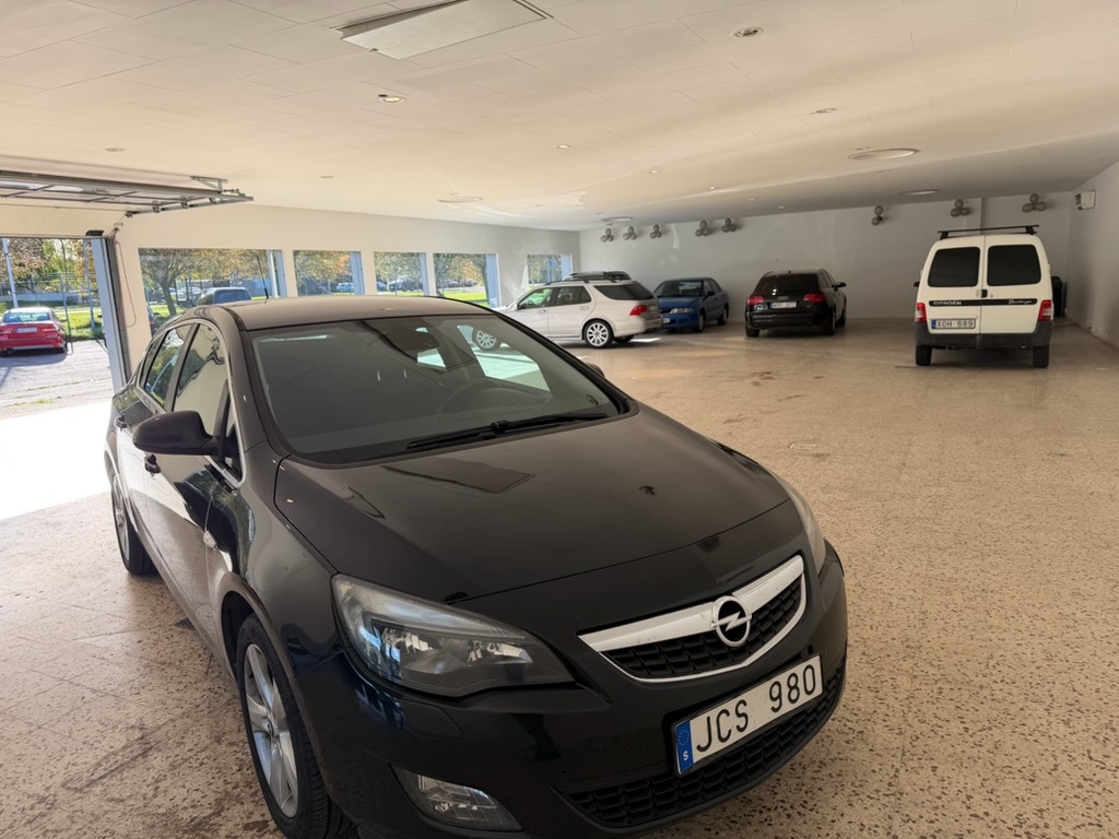 Opel Astra 1.4 Turbo Enjoy 2011, bild 2/10