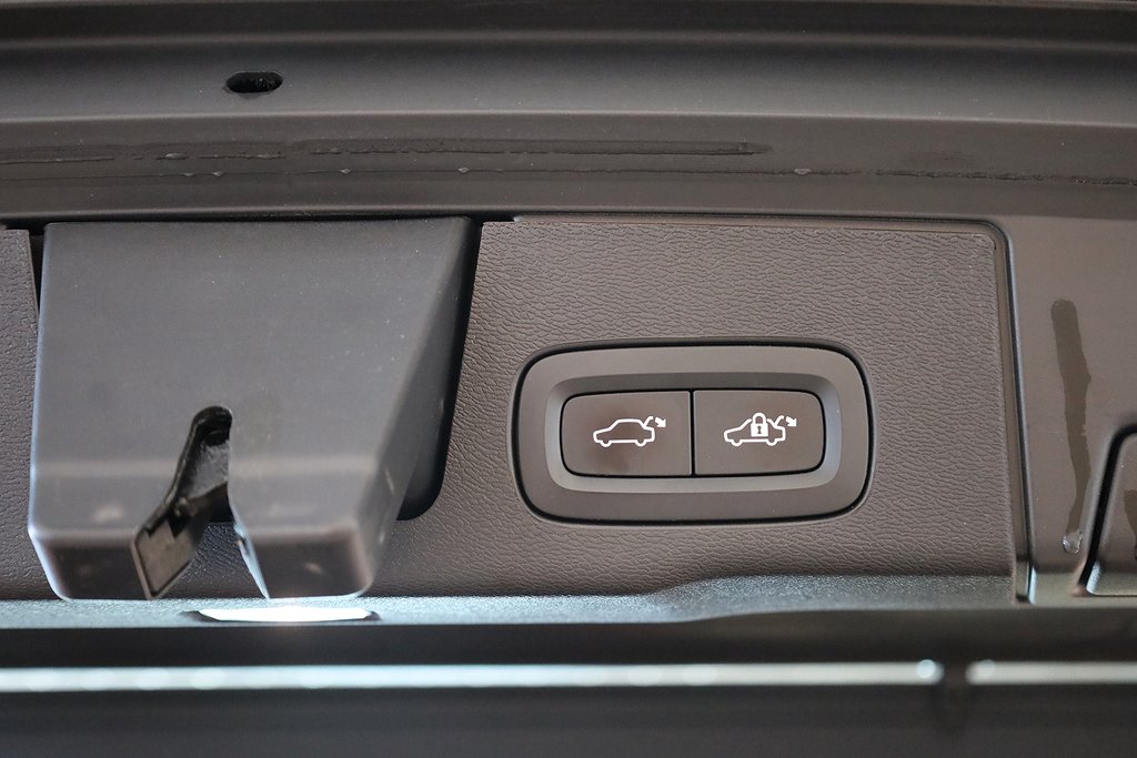 Volvo XC60 T6 Recharge 350hk AWD Core Edition Panorama Drag 2023