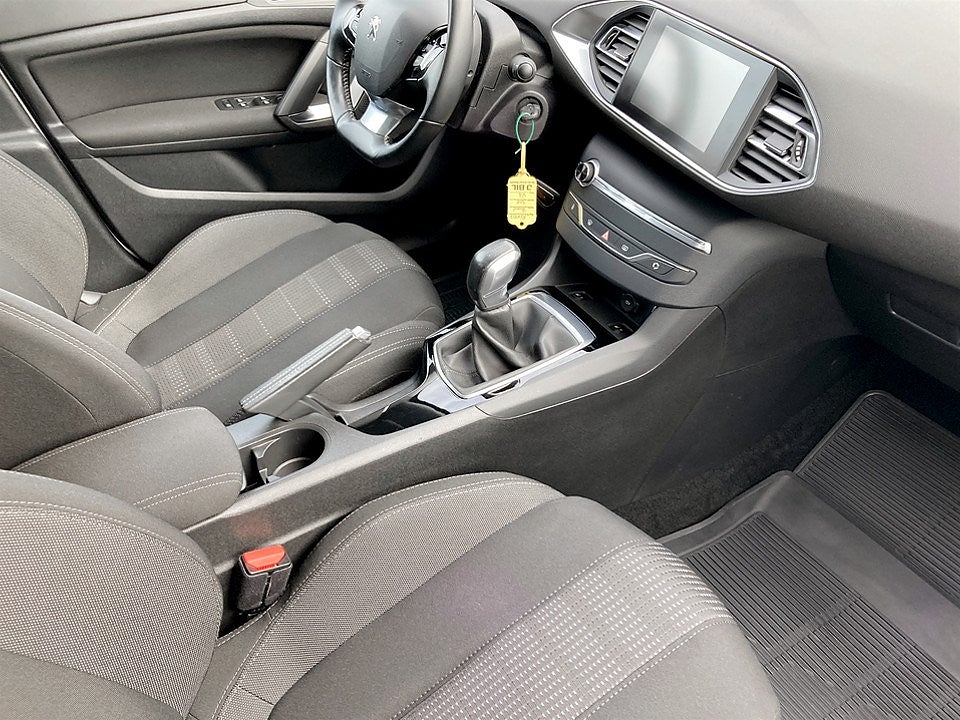 Bild på Peugeot 308 5D Active 1.2 PT 110hk - FARTHÅLLARE, NAVI