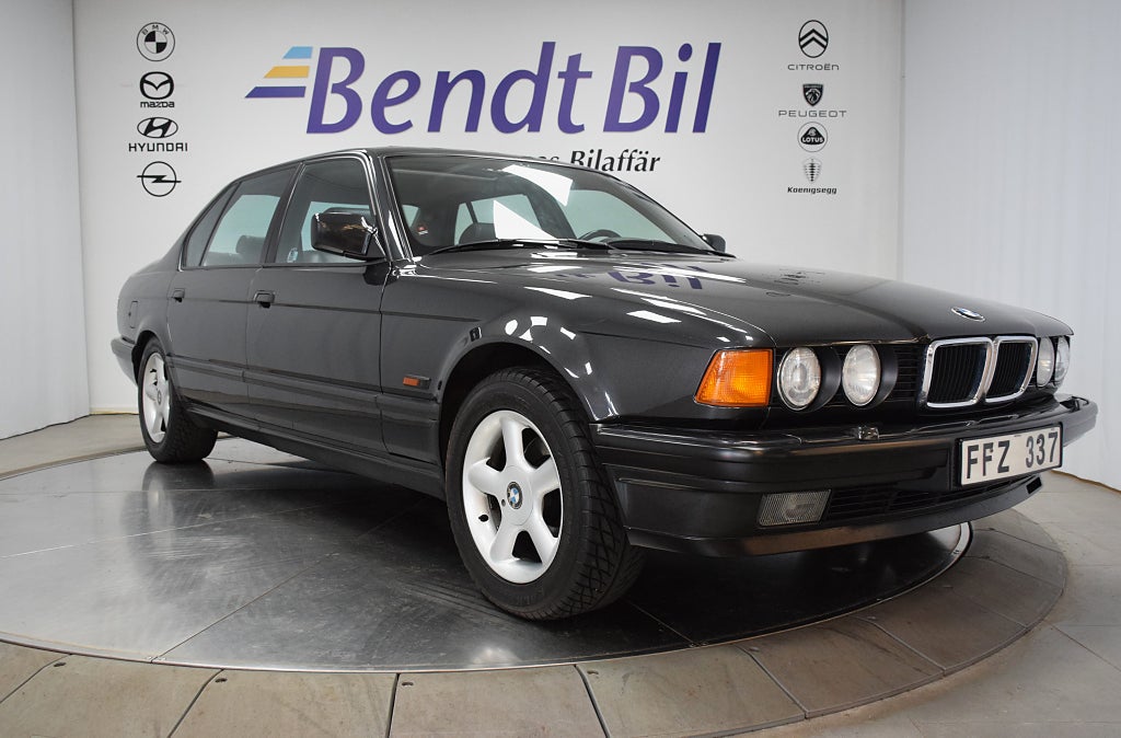 BMW 750 iAL/ Glastaklucka/ El-stolar / Nybesiktigad