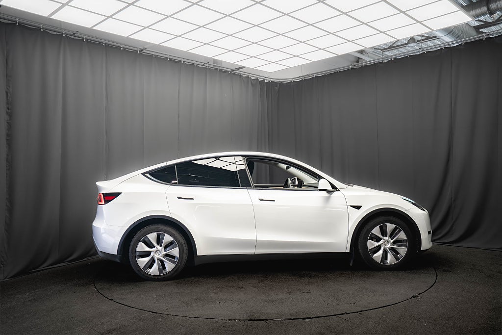 Tesla Model Y Long Range AWD DRAG PANO LÄDER 1-ÄGARE 93.8%SoH MOMS