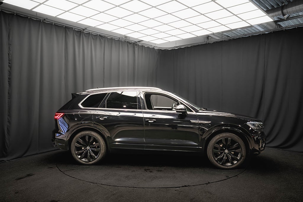 Volkswagen Touareg V6 TDI 4M R-Line PANO LUFT 21'' DRAG D-VÄRM HUD MOMS