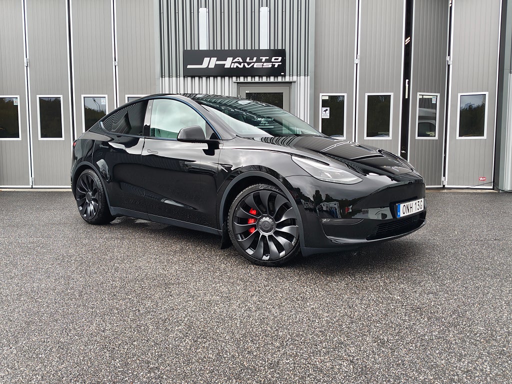 Tesla Model Y Performance Svensksåld 3250mil Pano Värmepump Drag Moms