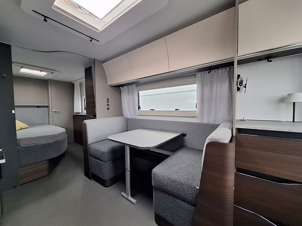 Adria Alpina 753 UP Dubbelbädd, Dusch, Nytt Tält