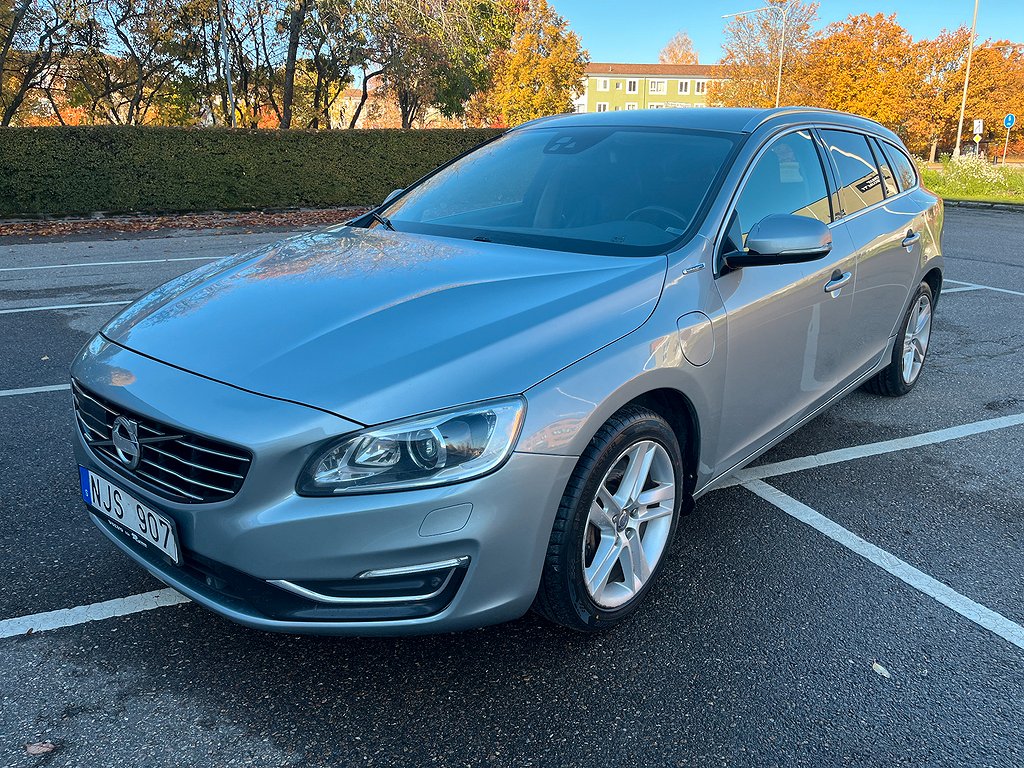 Volvo V60 D6 Plug-in Hybrid AWD Summum Drag V-Däck 1 Ägare 