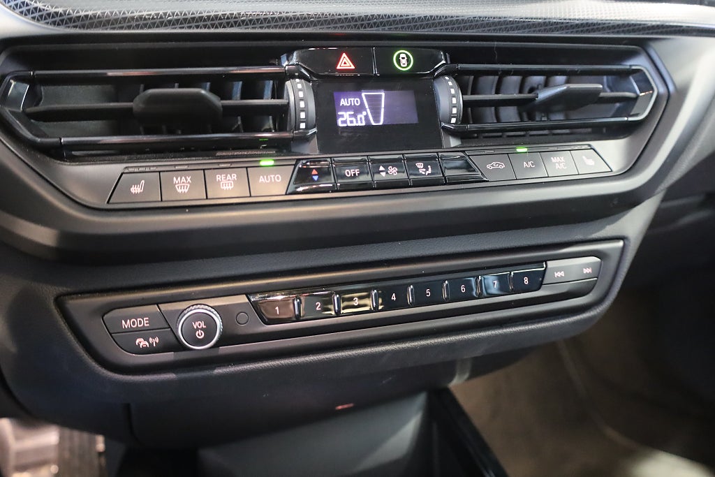 BMW 118I Sportline AUT Navi CarPlay PDC Rattvärme 2022