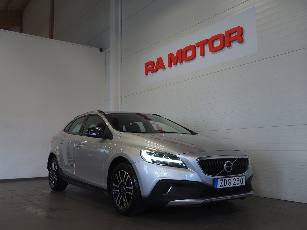 Volvo V40 Cross Country T3 Geartronic Automat 152hk Momentum Navi Värm 2018