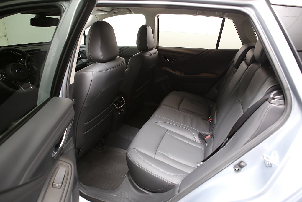 Subaru Outback Limited | 3 fria Service.