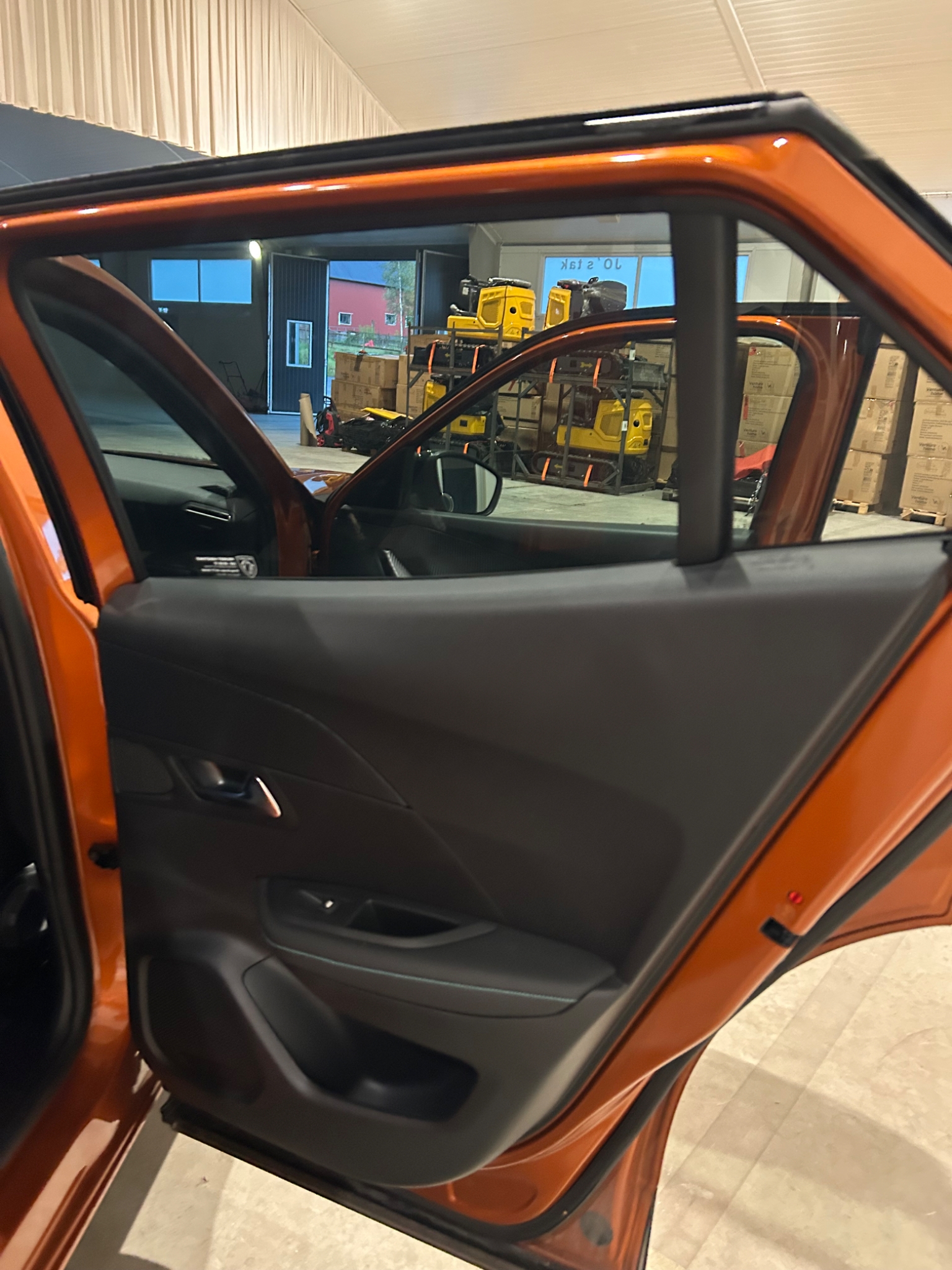 Peugeot 2008 1.2 PureTech 130 Automat 2023, bild 5/37
