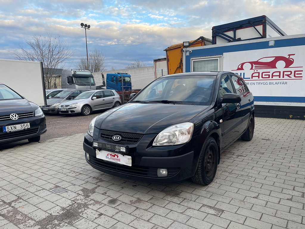 Kia Rio 1.6 CVVT 112hk | NYSERVAD NYBESIKTAD SoV-hjul