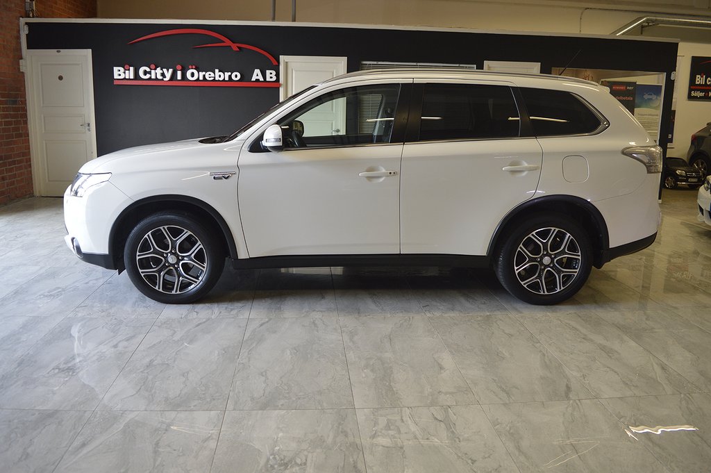 Mitsubishi Outlander 2.0 (203hk) PHEV 4WD CVT / Låga Mil / GPS / B-Kamera / Nyservad