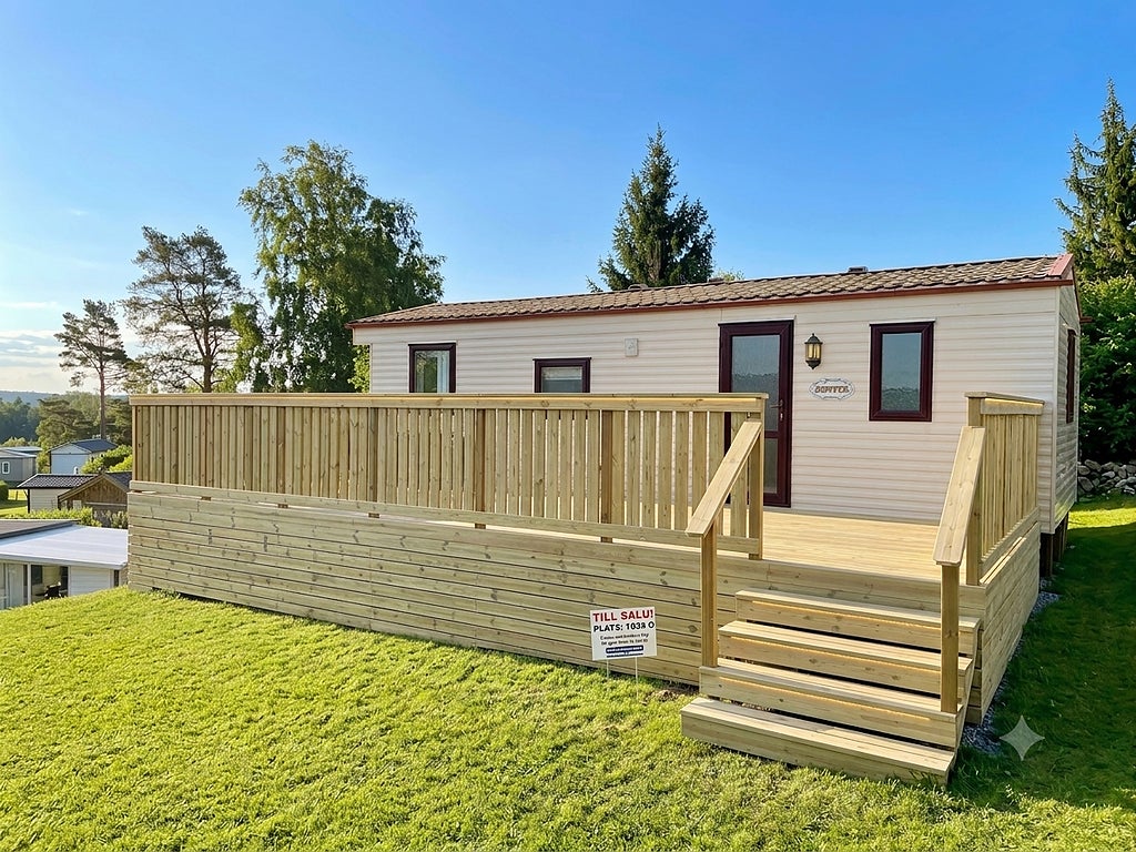 Willerby Begagnad villavagn Jupiter inkl ny altan på Almöns camping -Plat