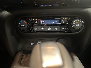 Nissan Juke Hybrid 360°/Helskinn/Kamkedja/BOSE/keyless/S&V-Däck – bild 17