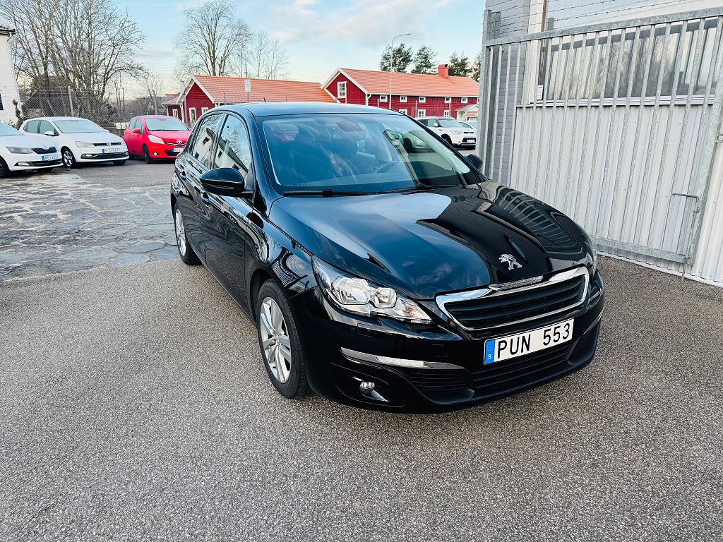 Peugeot 308 1.6 THP 125HK ACTIVE / NAVI / PANORAMA / 6600Mil / 1 ÄGARE