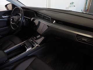 SUV Audi E-Tron 11 av 22