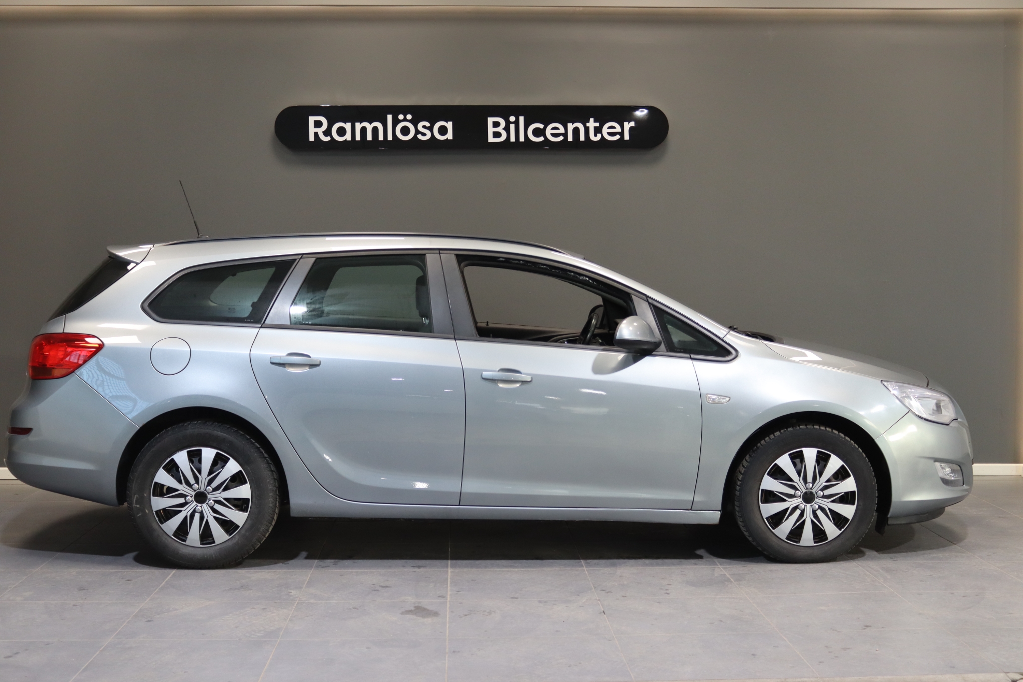Opel Astra 2011, bild 3/46