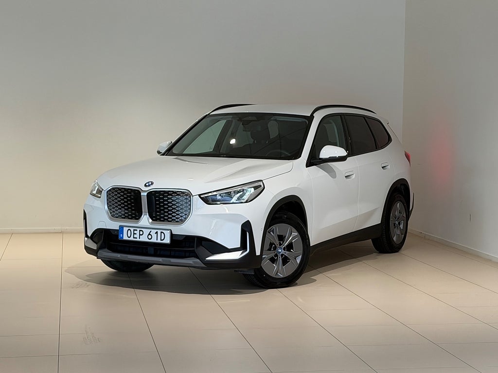 BMW iX1 eDrive20, Drag, Navigation, Backkamera, Rattvärme 