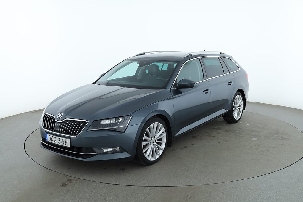 Skoda Superb Kombi 2.0 TDI Style 4x4 / Värmare, Carplay, Canton