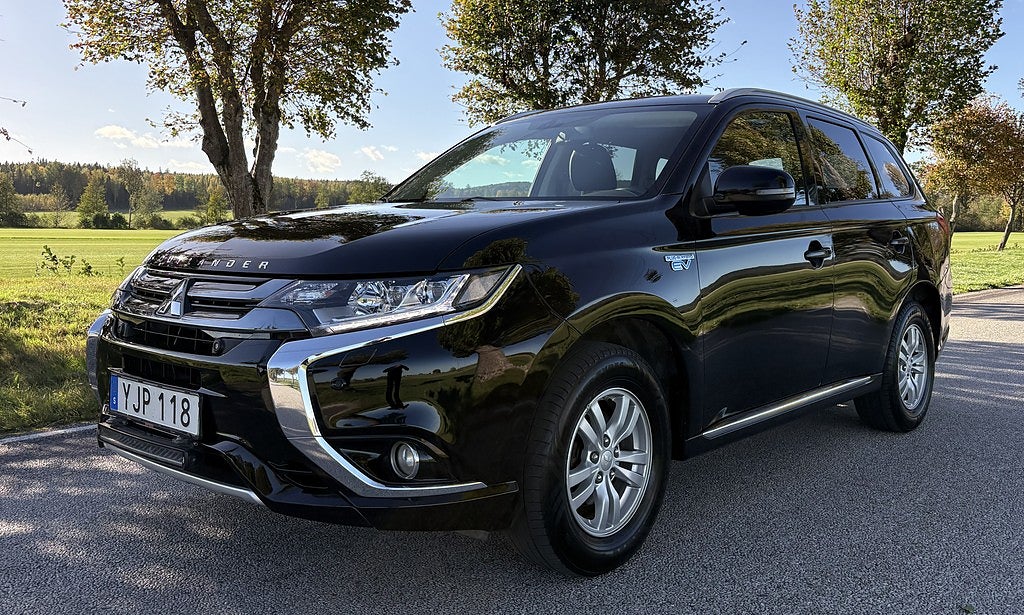 Mitsubishi Outlander PHEV CVT 203hk Fleet Edition Keyless Två ägare Drag