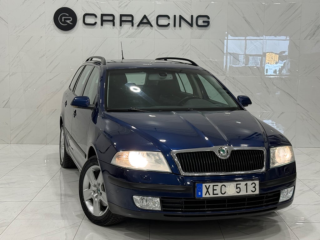 Skoda Octavia Kombi 2.0 FSI TipTronic |Dragkrok|Stora skärmen|Takluck