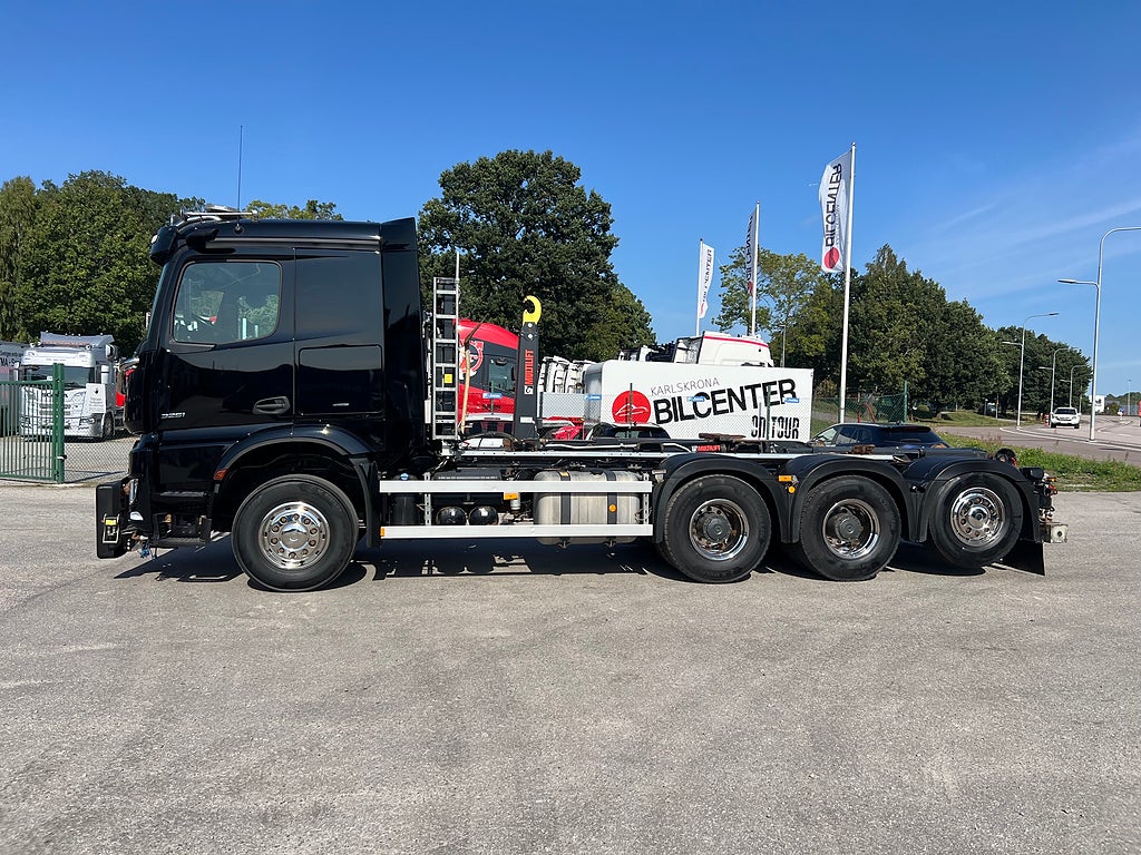 Mercedes-Benz Arocs 3251 Tridem Lastväxlare, Fullt Plogutrustad