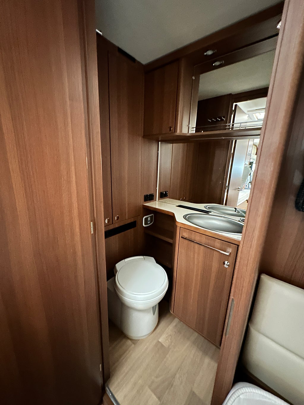 LMC T 713 Passion Alde Långbädd toa bak thumbnail