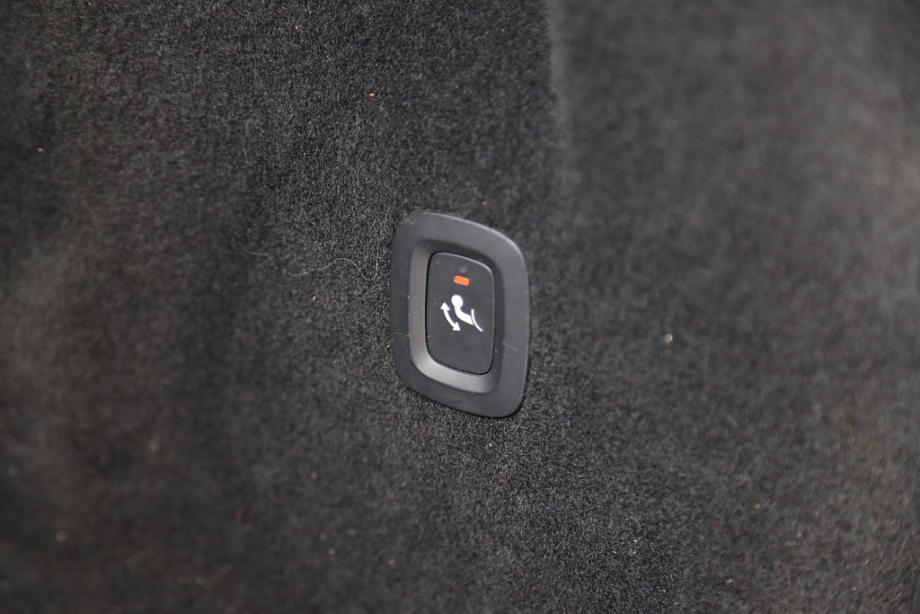 Volvo XC60 Recharge T6 340hk AWD Momentum Pano Drag Leasbar 2021