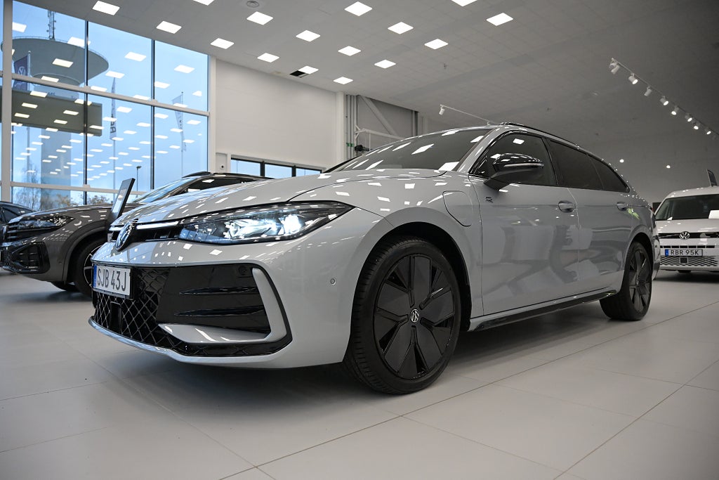 Volkswagen Passat eHybrid 272hk R-Line *HÖSTKAMPANJ*