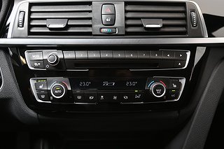 Sedan BMW 330 24 av 28