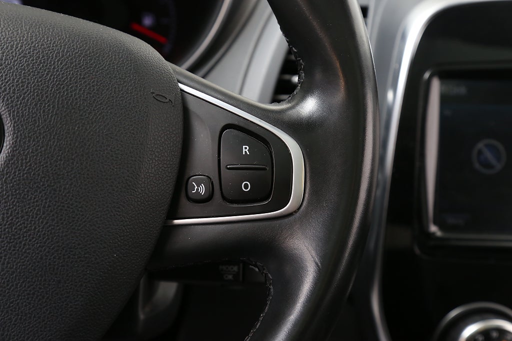 Renault Captur 1,2 TCe BOSE Navi Kamera Pano ”En Svensk Klassiker”