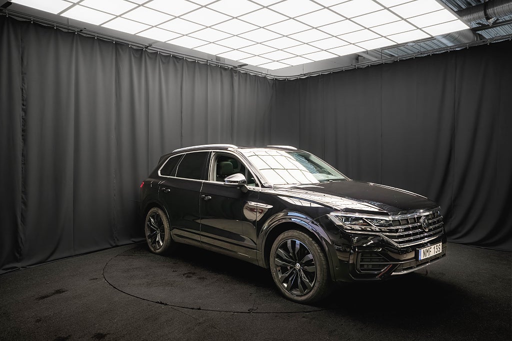 Volkswagen Touareg V6 TDI 4M R-Line PANO LUFT 21'' DRAG D-VÄRM HUD MOMS